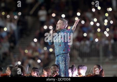 Robbie Williams se produit à mi-temps pendant le match de football de l'UNICEF au London Stadium, à Londres. Date de la photo: Dimanche 12 juin 2022. Banque D'Images