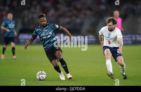 Patrice Evra (à gauche) du reste du monde XI et Tom Grennan de l'Angleterre en action pendant le match de l'aide au football pour l'UNICEF au stade de Londres, Londres. Date de la photo: Dimanche 12 juin 2022. Banque D'Images