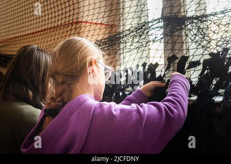 Les élèves et les enseignants nouent des filets de camouflage dans une école de Chernowitz. Les classes sont annulées. Banque D'Images