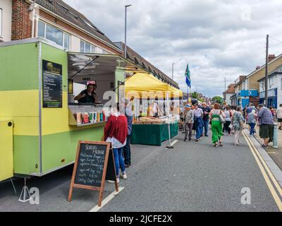 Christchurch, Royaume-Uni. 12th juin 2022. Highcliffe, Royaume-Uni. Dimanche 12 juin 2022. Des milliers de personnes participent au festival de la gastronomie et des arts de Highcliffe, dans le Dorset de Highcliffe. Concerts, stands de nourriture, stands d'artisanat. Credit: Thomas Faull/Alamy Live News Banque D'Images