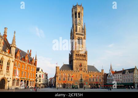 Le Beffroi (Tour du Beffroi) et la place du marché dans le centre historique de Bruges, Flandre Occidentale, Belgique Banque D'Images