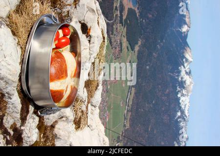 Snack, snack au Signalkopf (1895 mètres) avec vue sur la vallée de l'Isar, Krün, Estergebirge, Europe, Allemagne, Bavière, haute-Bavière, vallée d'Isar, Krün Banque D'Images