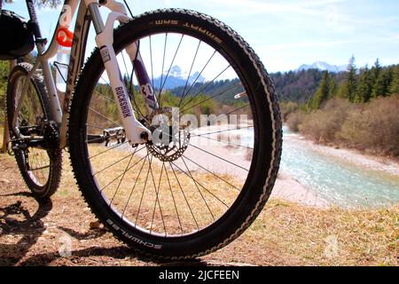 Excursion en vélo avec le VTT à l'Isar près de Krün, Allemagne, Bavière, haute-Bavière, Vallée d'Isar, Vélo, montagnes Karwendel, Banque D'Images