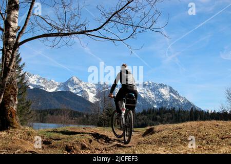 Jeune femme lors d'une balade à vélo avec le VTT, Barmsee près de Krün, Allemagne, Bavière, haute-Bavière, Vallée d'Isar, vélo, montagnes de Karwendel, Banque D'Images