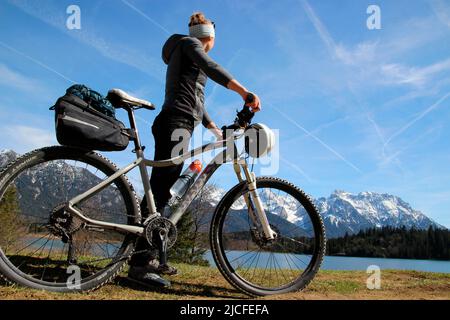 Jeune femme à vélo de montagne, Barmsee près de Krün, Allemagne, Bavière, haute-Bavière, Vallée d'Isar, vélo, montagnes de Karwendel, Banque D'Images