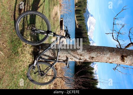 Excursion en vélo avec le VTT dans les prairies à bosse près de Krün, Geroldsee, Allemagne, Bavière, haute-Bavière, Vallée d'Isar, vélo, montagnes de Karwendel, Banque D'Images