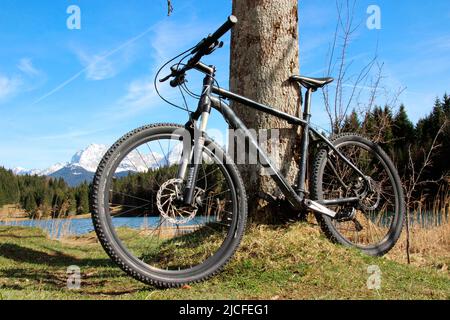 Excursion en vélo avec le VTT dans les prairies à bosse près de Krün, Geroldsee, Allemagne, Bavière, haute-Bavière, Vallée d'Isar, vélo, montagnes de Karwendel, Banque D'Images