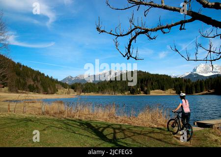 Jeune femme vélo avec VTT à Geroldsee dans le Buckelwiesen près de Krün, Allemagne, Bavière, haute-Bavière, Vallée d'Isar, Route, chemin, vélo, montagnes Karwendel, Banque D'Images