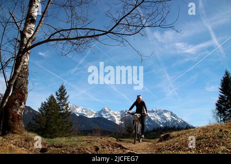 Jeune femme à vélo de montagne, Barmsee près de Krün, Allemagne, Bavière, haute-Bavière, Vallée d'Isar, vélo, montagnes de Karwendel, Banque D'Images