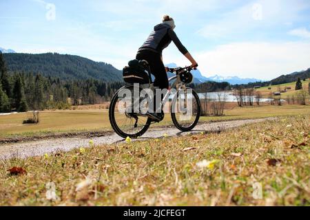 Visite en vélo avec le VTT au Geroldsee dans le Buckelwiesen près de Krün, Allemagne, Bavière, haute-Bavière, Vallée d'Isar, Route, chemin, vélo, montagnes Karwendel, Banque D'Images