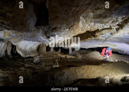 grotte explorer dans la Grotte de la Tuilerie en France Banque D'Images