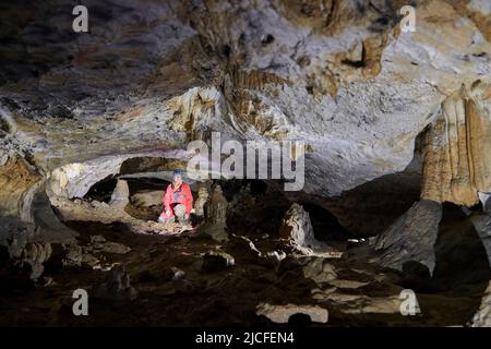 grotte explorer dans la Grotte de la Tuilerie en France Banque D'Images