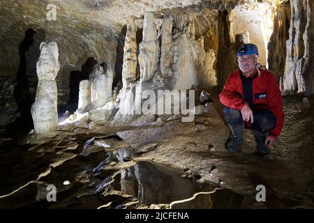 grotte explorer dans la Grotte de la Tuilerie en France Banque D'Images