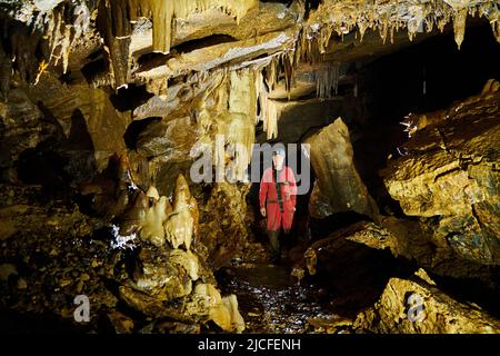 Spéléologue dans la grotte de Baume de Gonvillars en France Banque D'Images