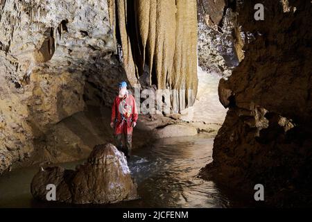 grotte explorer dans la Grotte de la Tuilerie en France Banque D'Images