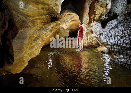 Spéléologue dans la grotte de Baume de Gonvillars en France Banque D'Images