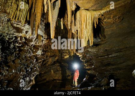 Spéléologue dans la grotte de Baume de Gonvillars en France Banque D'Images