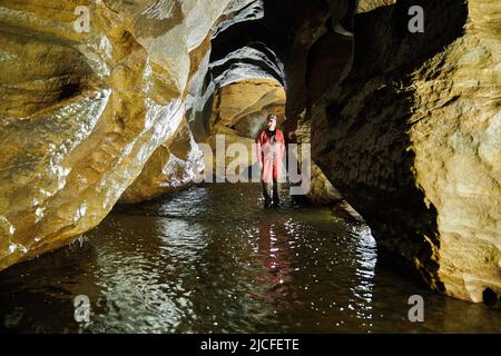 Spéléologue dans la grotte de Baume de Gonvillars en France Banque D'Images