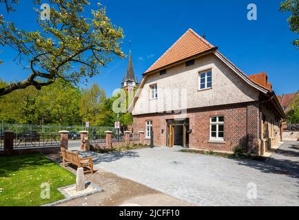 Allemagne, Senden (Westphalie), pays de l'Ouest, Westphalie, Rhénanie-du-Nord-Westphalie, NRW, Altes Zollhaus, ancienne maison résidentielle Palz, aujourd'hui Heimatverein Senden, derrière elle l'église paroissiale catholique Saint-Laurentius Banque D'Images