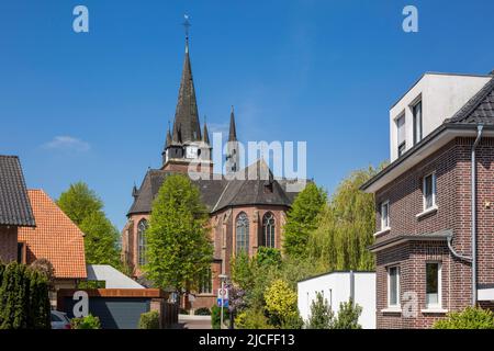 Allemagne, Senden (Westphalie), pays de l'Ouest, Westphalie, Rhénanie-du-Nord-Westphalie, NRW, Église paroissiale catholique de Saint-Laurentius, basilique néo-gothique en brique Banque D'Images