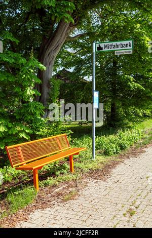 Circulation, circulation routière, transport, transport de passagers, banc de covoiturage avec panneau d'arrêt à Duelmen-Hiddingsel, Allemagne, Duelmen, Parc naturel Hohe Mark-Westmuensterland, Muensterland, Westphalie, Rhénanie-du-Nord-Westphalie, NRW Banque D'Images