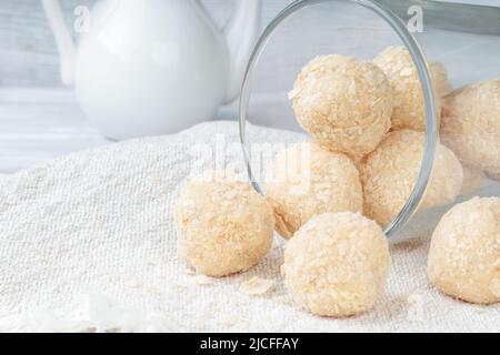 Vue rapprochée des boules de noix de coco saines et brutes paléoénergétiques. Mise au point sélective. Banque D'Images