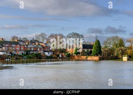 Les inondations d'hiver sur la rivière Great Ouse à Newport Pagnell, dans le Buckinghamshire, Royaume-Uni Banque D'Images