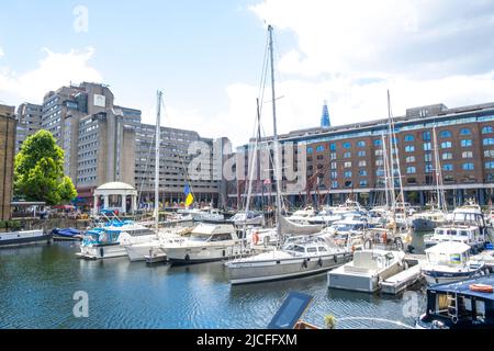 St Katharine Docks situé sur la rive nord de la Tamise, un quartier florissant de bord de mer avec des propriétés résidentielles et commerciales. Banque D'Images