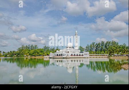 Mosquée flottante de Kuala Ibai ou mosquée de Tengku Tengah Zaharah, avec son reflet dans l'eau à Kuala Ibai à Terengganu, Malaisie. Banque D'Images