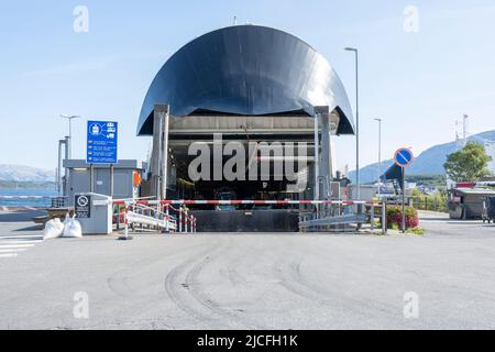 Norvège, Nordland, ferry dans le port de Sandnessjøen Banque D'Images