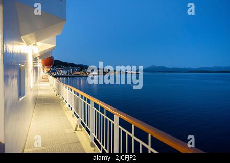 Norvège, More og Romsdal, Molde, Hurtigruten navire 'Nordlys' quittant le port. Banque D'Images