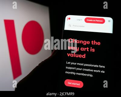 Personne tenant un téléphone portable avec le site Web de la société américaine de plate-forme d'adhésion Patreon Inc. À l'écran devant le logo. Concentrez-vous sur le centre de l'écran du téléphone. Banque D'Images