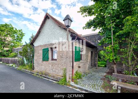 Maison en pierre, mur de la ville, passage, vue sur le village, Eibelstadt, Franconie, Allemagne, Europe, Banque D'Images