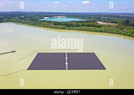 Haltern am See, Rhénanie-du-Nord-Westphalie, Allemagne - le plus grand parc solaire flottant d'Allemagne. 5, 800 éléments photovoltaïques produisent chaque année 3 millions de kilowattheures d'électricité à partir de l'énergie solaire. Banque D'Images