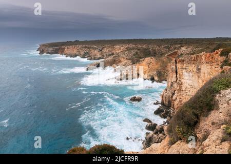 Surf sur la côte rocheuse de Majorque. Banque D'Images