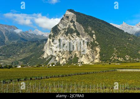 Le sommet de la montagne Ardeve surplombe la région viticole de Leytron, Valais, Suisse Banque D'Images