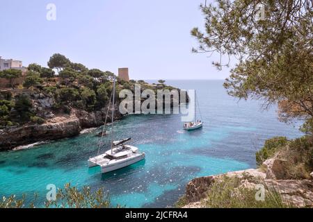 Baie idyllique de Cala Pi à Majorque avec des bateaux à l'ancre Banque D'Images