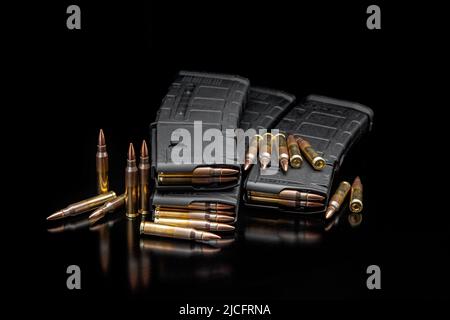 Bullet isolé sur fond noir avec la réflexion. Balles de fusil close-up sur noir en arrière. Cartouches pour fusil et carabine sur un noir. Banque D'Images