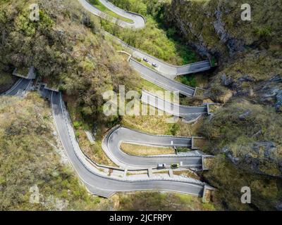 Italie, Vénétie, province de Trévise, Cison di Valmarino, la route impressionnante de Passo San Boldo, la route de cent jours Banque D'Images