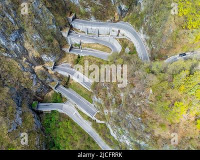 Italie, Vénétie, province de Trévise, Cison di Valmarino, la route impressionnante de Passo San Boldo, la route de cent jours Banque D'Images