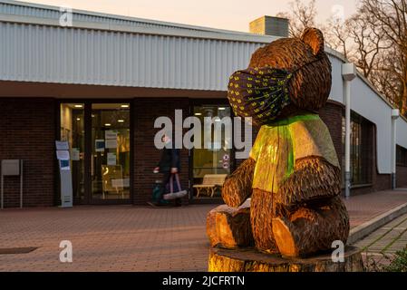 L'ours Corona se trouve en face de la piscine intérieure 'Möllner Welle', dans la ville thermale de Mölln Banque D'Images