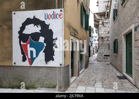 Peinture murale et ruelle étroite dans la petite ville de Vodice, comté de Sibenik-Knin, Dalmatie Centrale, Croatie, Europe Banque D'Images