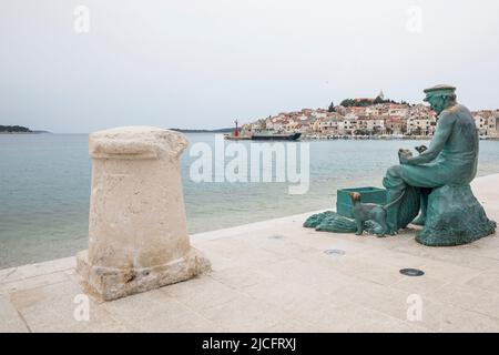 Statue de pêcheur et vieille ville en arrière-plan, Primosten, Côte Adriatique, Comté de Sibenik-Knin, Dalmatie, Croatie, Europe Banque D'Images