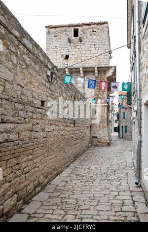 Ruelle étroite et tour Coric dans la petite ville de Vodice, comté de Sibenik-Knin, Dalmatie Centrale, Croatie, Europe Banque D'Images