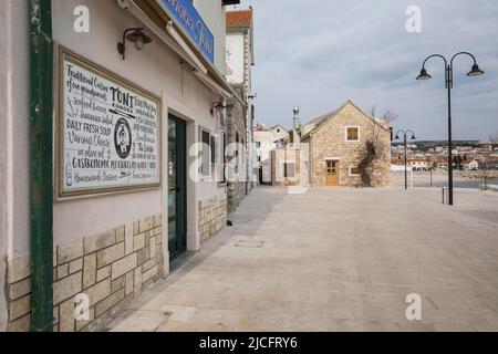 Maisons typiques et restaurant fermé en hiver sur la promenade côtière, Primosten, comté de Sibenik-Knin, Dalmatie, Croatie, Europe Banque D'Images