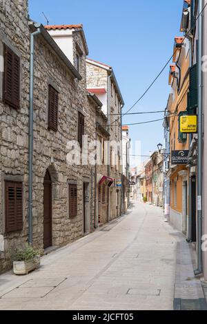 Allée avec des maisons typiques dans la petite ville de Skradin, comté de Sibenik-Knin, Dalmatie Centrale, Croatie, Europe Banque D'Images