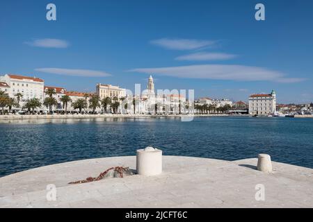 Vue sur le bassin du port à la vieille ville, Split, Comté de Split-Dalmatie, Dalmatie, Croatie, Europe