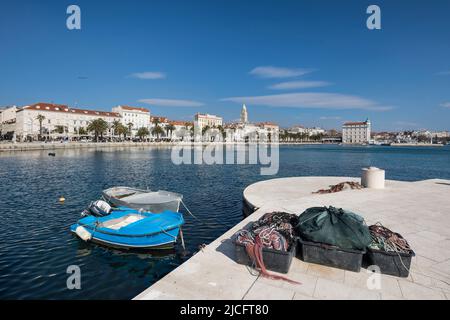 Vue sur le bassin du port à la vieille ville, Split, Comté de Split-Dalmatie, Dalmatie, Croatie, Europe