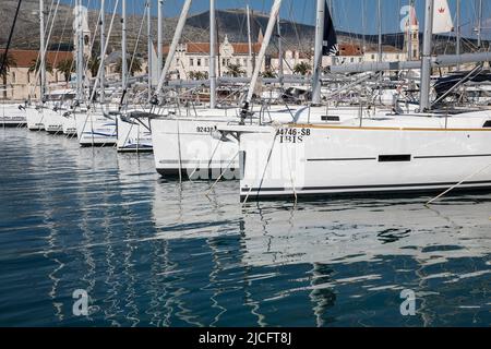 Voiliers dans le port de plaisance, à l'arrière de la vieille ville, Trogir, Mer Adriatique, Comté de Split-Dalmatie, Dalmatie, Croatie, Europe Banque D'Images