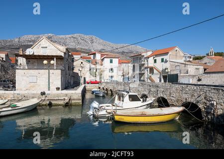 Vue de la forteresse au village Kastel Gomilica, Kastela, Côte Adriatique, Comté de Split-Dalmatie, Dalmatie, Croatie, Europe Banque D'Images